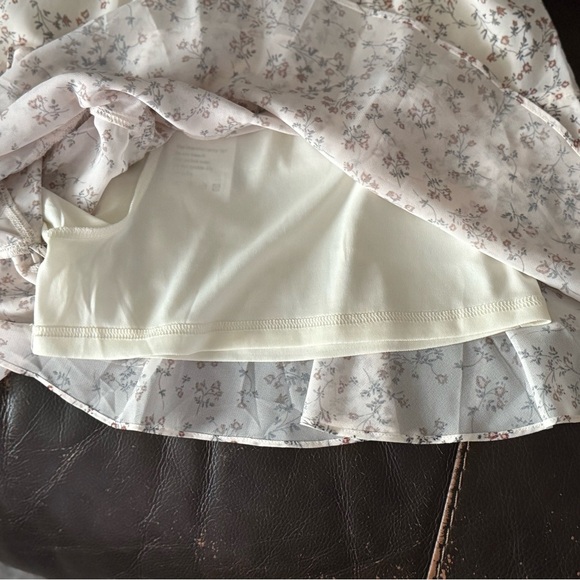 NWT Floral Ruffle Shorts, Size M - Picture 6 of 8